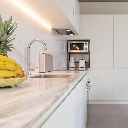 Host Wise - Luxurious Private Flats - Balcony