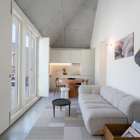 Host Wise - Luxurious Private Flats - Balcony *