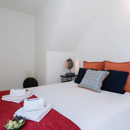 Host Wise - Luxurious Private Flats - Balcony