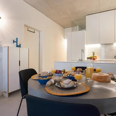 Host Wise - Luxurious Private Flats - Balcony