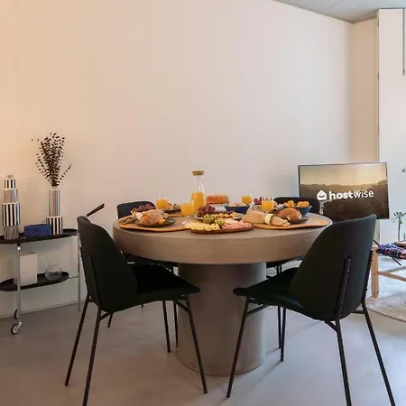 Host Wise - Luxurious Private Flats - Balcony *