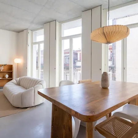 Host Wise - Luxurious Private Flats - Balcony *