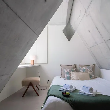 Host Wise - Luxurious Private Flats - Balcony