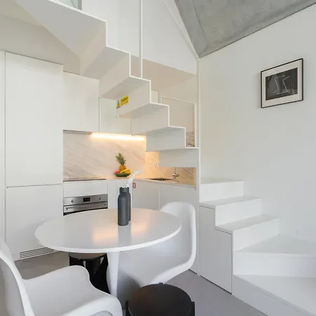 Host Wise - Luxurious Private Flats - Balcony *