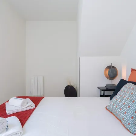 Host Wise - Luxurious Private Flats - Balcony *