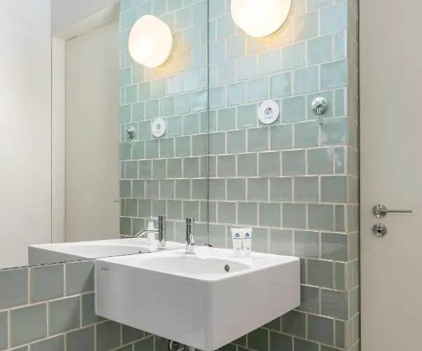 Host Wise - Luxurious Private Flats - Balcony *