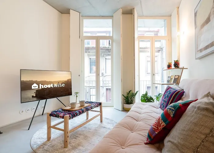 Host Wise - Luxurious Private Flats - Balcony *