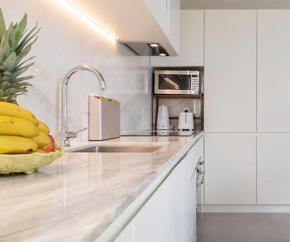 Host Wise - Luxurious Private Flats - Balcony