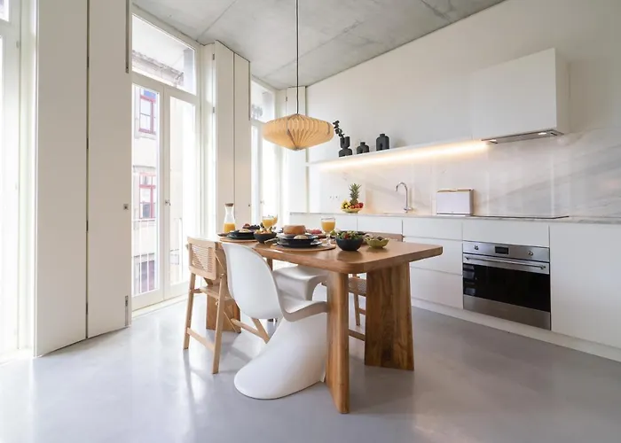 Host Wise - Luxurious Private Flats - Balcony *