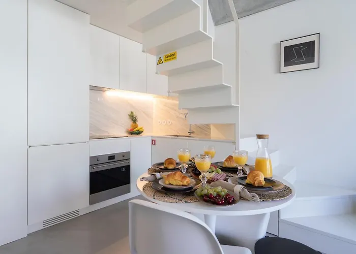 Host Wise - Luxurious Private Flats - Balcony Apartament