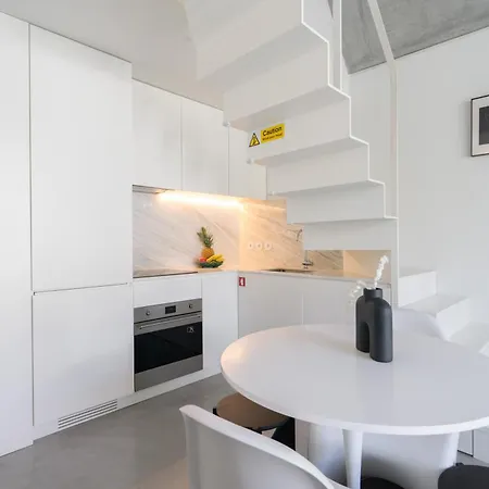 Host Wise - Luxurious Private Flats - Balcony