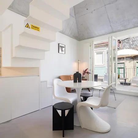 Host Wise - Luxurious Private Flats - Balcony