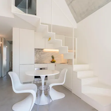 Host Wise - Luxurious Private Flats - Balcony *