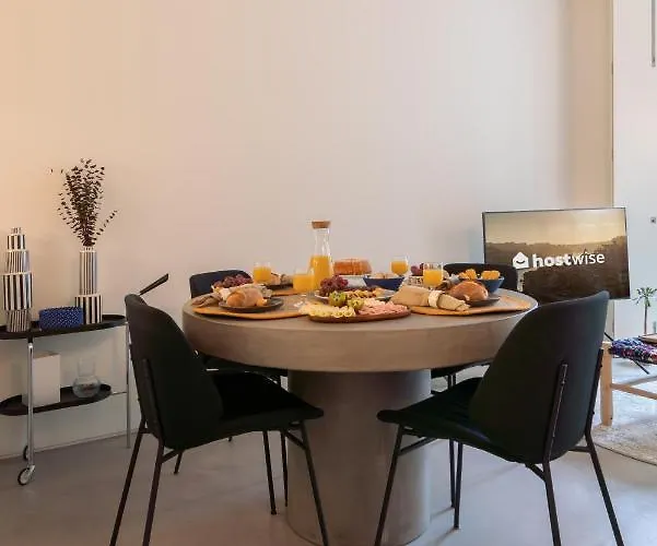 Host Wise - Luxurious Private Flats - Balcony *