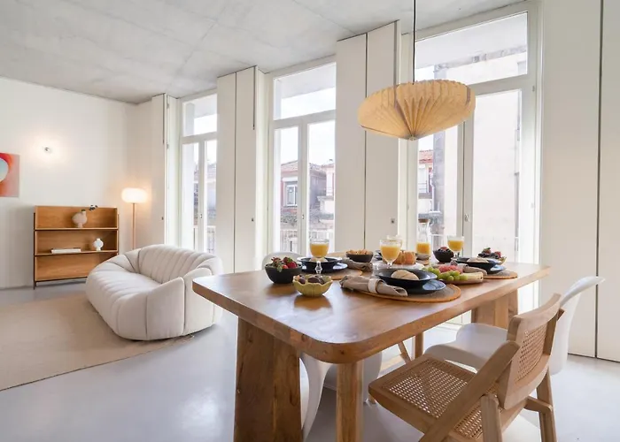 Host Wise - Luxurious Private Flats - Balcony *