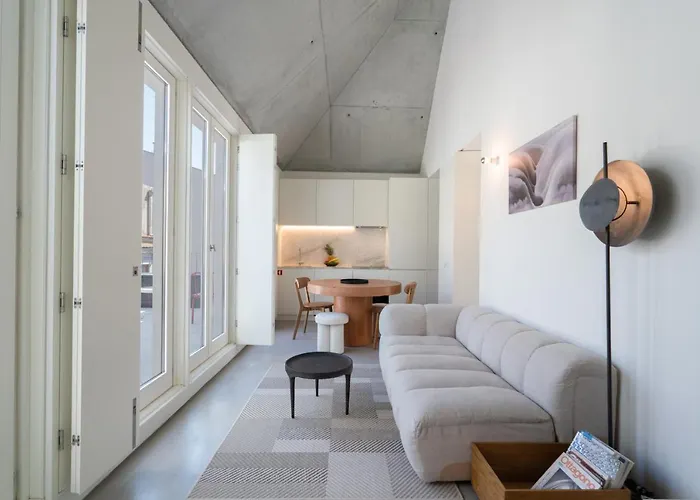 Host Wise - Luxurious Private Flats - Balcony *