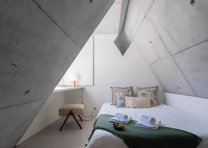 Host Wise - Luxurious Private Flats - Balcony