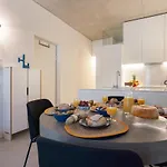 Host Wise - Luxurious Private Flats - Balcony
