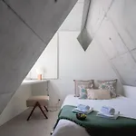Host Wise - Luxurious Private Flats - Balcony
