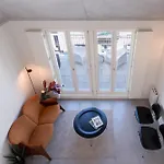 Host Wise - Luxurious Private Flats - Balcony Apartment