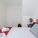 Host Wise - Luxurious Private Flats - Balcony *