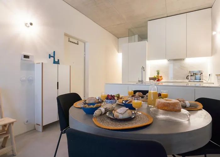 Host Wise - Luxurious Private Flats - Balcony